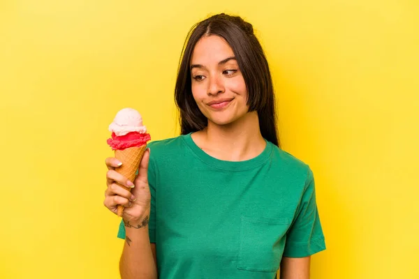 Jonge Latino Vrouw Eten Een Ijs Geïsoleerd Gele Achtergrond — Stockfoto