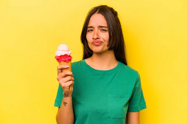 Jonge Latino Vrouw Eten Een Ijs Geïsoleerd Gele Achtergrond — Stockfoto