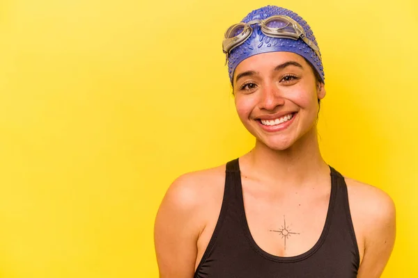 Jonge Zwemmer Spaanse Vrouw Geïsoleerd Gele Achtergrond — Stockfoto