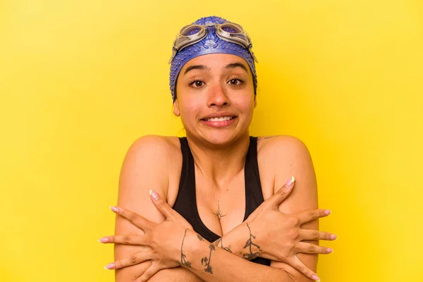 Jonge Zwemmer Spaanse Vrouw Geïsoleerd Gele Achtergrond — Stockfoto