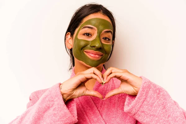 Beyaz arka planda izole edilmiş yüz maskesi takan genç İspanyol kadın.