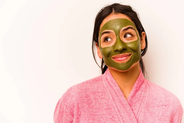 Wanita Muda Hispanik Mengenakan Masker Wajah Yang Terisolasi Latar Belakang — Stok Foto