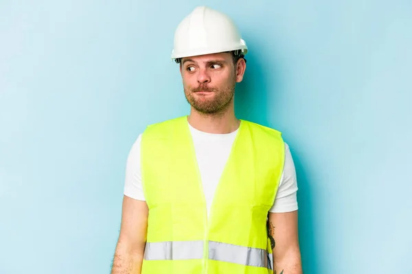 Young Laborer Caucasian Man Isolated Blue Background Confused Feels Doubtful — Stock Photo, Image