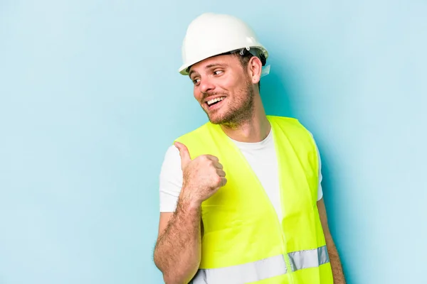 Young Laborer Caucasian Man Isolated Blue Background Points Thumb Finger — 스톡 사진