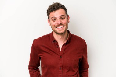 Beyaz arka planda izole edilmiş genç beyaz adam mutlu, güler yüzlü ve neşeli..