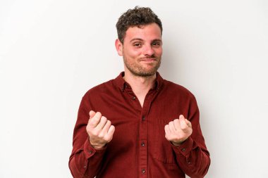 Beyaz arka planda izole genç beyaz adam onun hiç parası olmadığını gösteriyor.