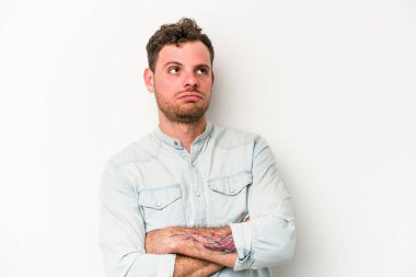 Beyaz arka planda izole genç beyaz adam tekrarlanan bir görevden yoruldu.