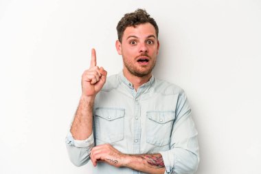 Beyaz arka planda izole edilmiş beyaz bir genç adam, yaratıcılık kavramı, harika bir fikre sahip..