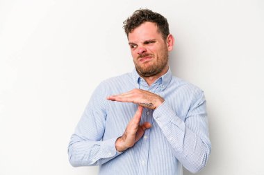 Beyaz arka planda izole edilmiş genç beyaz bir adam bir mola hareketi gösteriyor..