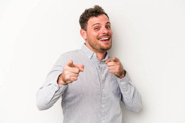 Beyaz arka planda soyutlanmış beyaz tenli genç adam öne bakan neşeli gülümsemeler..