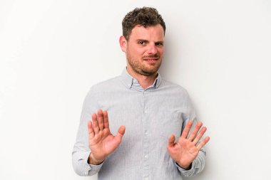 Beyaz arka planda izole edilmiş genç beyaz bir adam tiksinti belirtisi gösteren birini reddediyor..