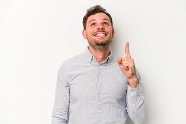 Beyaz arka planda izole genç beyaz adam işaret iki ön parmakları boş bir boşluk gösteren.