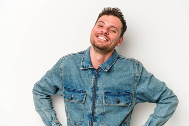 Beyaz arka planda izole edilmiş genç beyaz adam mutlu, güler yüzlü ve neşeli..