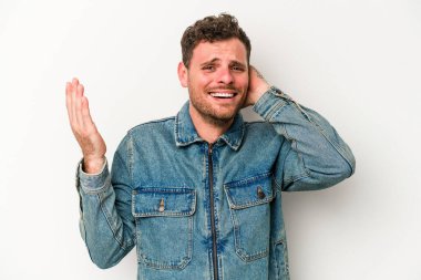 Beyaz arka planda izole edilmiş genç beyaz bir adam öfkeyle bağırıyor..