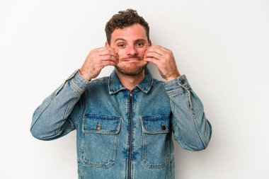 Beyaz arka planda izole genç beyaz adam iki seçenek arasında şüphe.