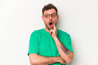 Beyaz arka planda izole edilmiş beyaz bir genç adam, yaratıcılık kavramı, harika bir fikre sahip..