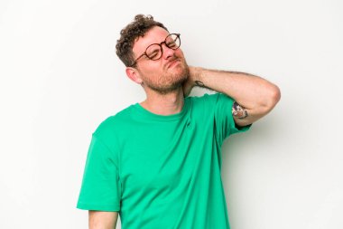 Beyaz arka planda izole edilmiş beyaz tenli genç bir adam kötü bir hareketin ardından acı çekiyor..