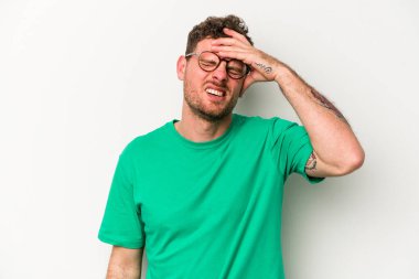 Beyaz arka planda izole edilmiş genç beyaz bir adam tapınaklara dokunuyor ve başı ağrıyor..