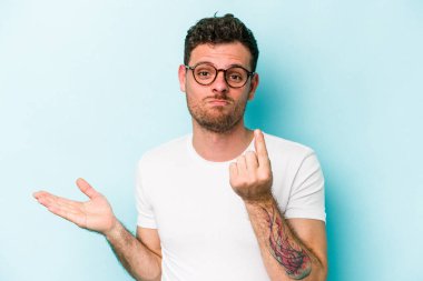 Kafkasyalı genç adam mavi arka planda izole edilmiş..