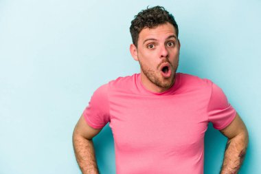 Kafkasyalı genç adam mavi arka planda izole edilmişti. Gördüğü bir şey yüzünden şok olmuştu..