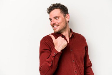 Beyaz arka planda izole genç beyaz adam parmak uzakta, gülüyor ve kaygısız.