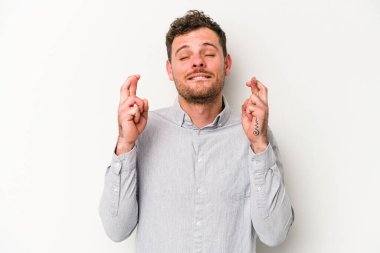 Beyaz arka planda izole genç beyaz adam şans dilemek için şans diliyor.