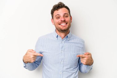 Beyaz arka planda izole edilmiş genç beyaz bir adam parmakları aşağıda, olumlu bir his var..