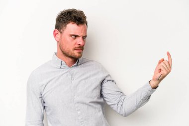 Beyaz arka planda izole edilmiş genç beyaz bir adam seni işaret ediyor. Sanki davet ediliyormuş gibi..