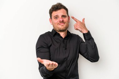 Beyaz arka planda izole edilmiş genç beyaz bir adam elinde bir ürün tutuyor ve.