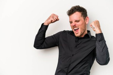 Beyaz arka planda izole edilmiş genç beyaz bir adam zaferden sonra yumruğunu kaldırıyor, kazanan konsept.