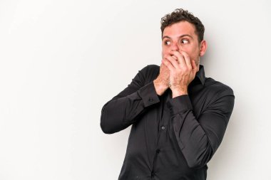 Beyaz arka planda izole edilmiş beyaz tenli genç adam ağzını eliyle kapatan bir fotokopi odasına bakıyor..