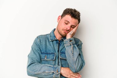 Beyaz arka planda izole edilmiş, sıkılmış, yorgun ve dinlenmeye ihtiyacı olan genç beyaz bir adam..