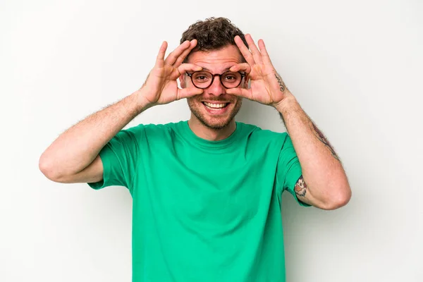 Jovem Caucasiano Homem Isolado Branco Fundo Mostrando Sinal Sobre Olhos — Fotografia de Stock