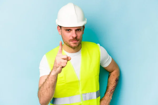 Junger Kaukasischer Arbeiter Isoliert Auf Blauem Hintergrund Mit Einer Idee — Stockfoto