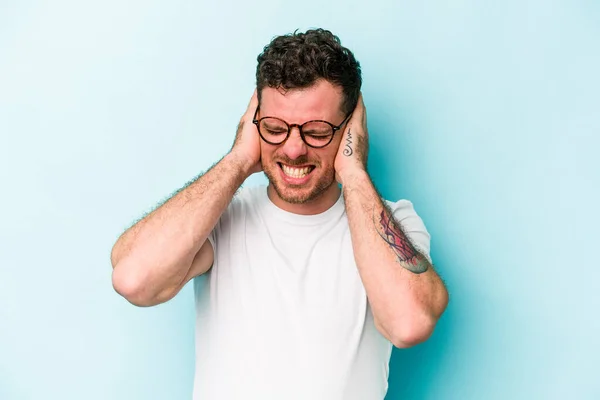 Young Caucasian Man Isolated Blue Background Covering Ears Hands — Stock Photo, Image