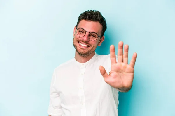 Joven Hombre Caucásico Aislado Sobre Fondo Azul Sonriente Alegre Mostrando — Foto de Stock