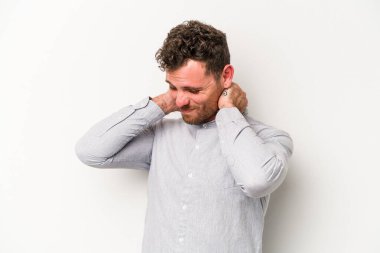 Beyaz arka planda izole edilmiş genç beyaz bir adam sabit yaşam tarzından dolayı boyun ağrısı çekiyor..