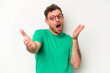 Beyaz arka planda izole edilmiş genç beyaz adam kameraya sarıldığı için kendinden emin hissediyor..