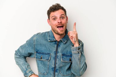 Beyaz arka planda izole genç beyaz adam bir fikri, ilham konsepti var.