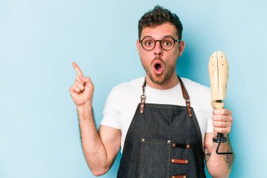 Kafkasyalı genç kunduracı. Mavi arka planda izole edilmiş. Yan tarafı gösteriyor.