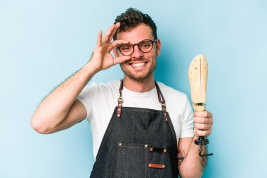 Kafkasyalı genç kunduracı, mavi arka planda izole edilmiş..