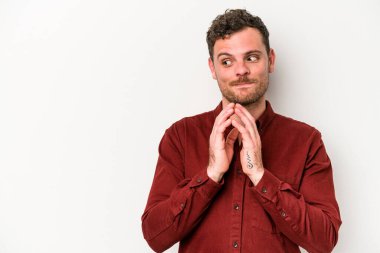 Kafkasyalı genç bir adam beyaz arka planda izole edildi. Aklında bir plan oluşturdu..