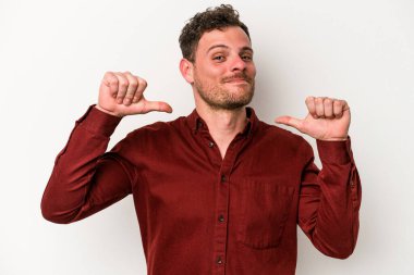 Beyaz arka planda izole edilmiş genç beyaz adam gururlu ve kendinden emin hissediyor, örnek olarak..