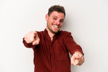 Beyaz arka planda soyutlanmış beyaz tenli genç adam öne bakan neşeli gülümsemeler..