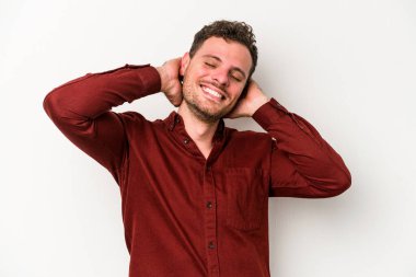 Beyaz arka planda izole edilmiş genç beyaz adam kollarını uzatıyor, rahat bir konumda..