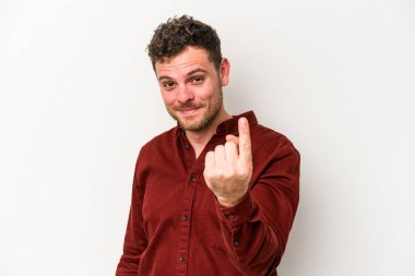 Beyaz arka planda izole edilmiş genç beyaz bir adam seni işaret ediyor. Sanki davet ediliyormuş gibi..