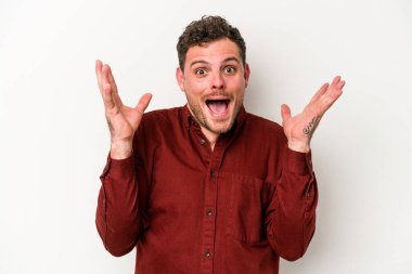 Beyaz arka planda izole edilmiş genç beyaz adam gökyüzüne haykırıyor, yukarı bakıyor, hayal kırıklığına uğramış..