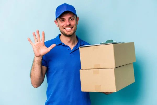 Young Caucasian Delivery Man Isolated Blue Background Smiling Cheerful Showing — Stockfoto