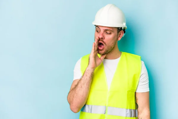 Young Laborer Caucasian Man Isolated Blue Background Saying Secret Hot — Stock Photo, Image