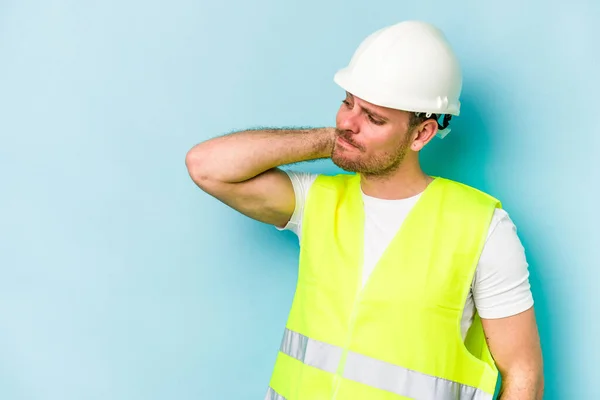 Young Laborer Caucasian Man Isolated Blue Background Touching Back Head — Stock Photo, Image